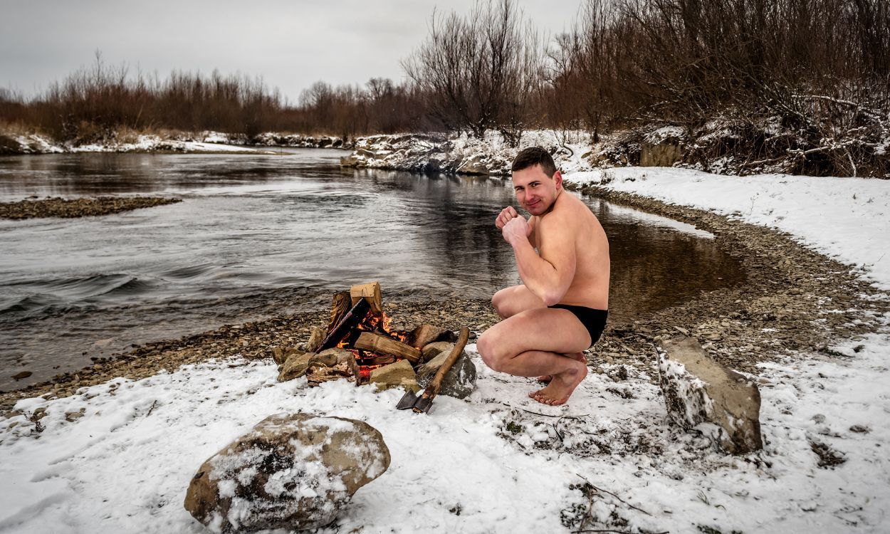 Un homme devant un lac qui se demande comment pratiquer le bain de glace