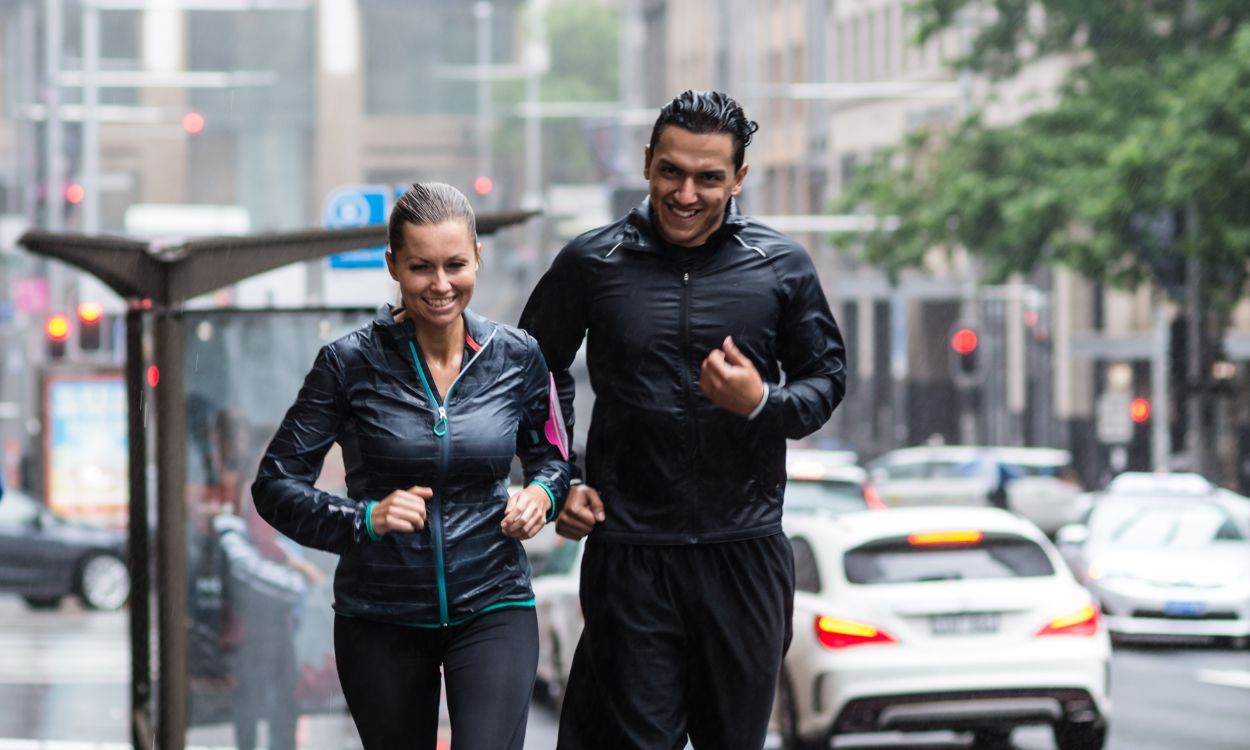 un couple qui ne sent plus le froid apres avoir pris un bain froid après le sport