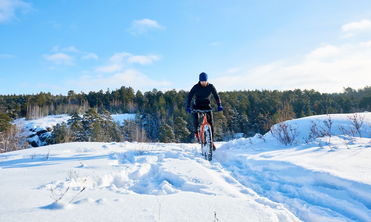 Un cycliste dans le froid 