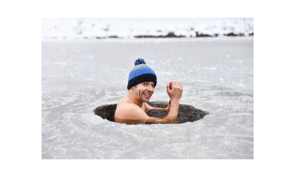 Un sportif qui récupére avec un bain froid