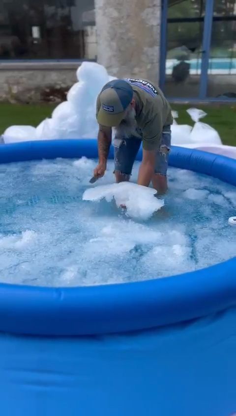 nicola casse la glace lui même plutot que de louer un bain de glace 