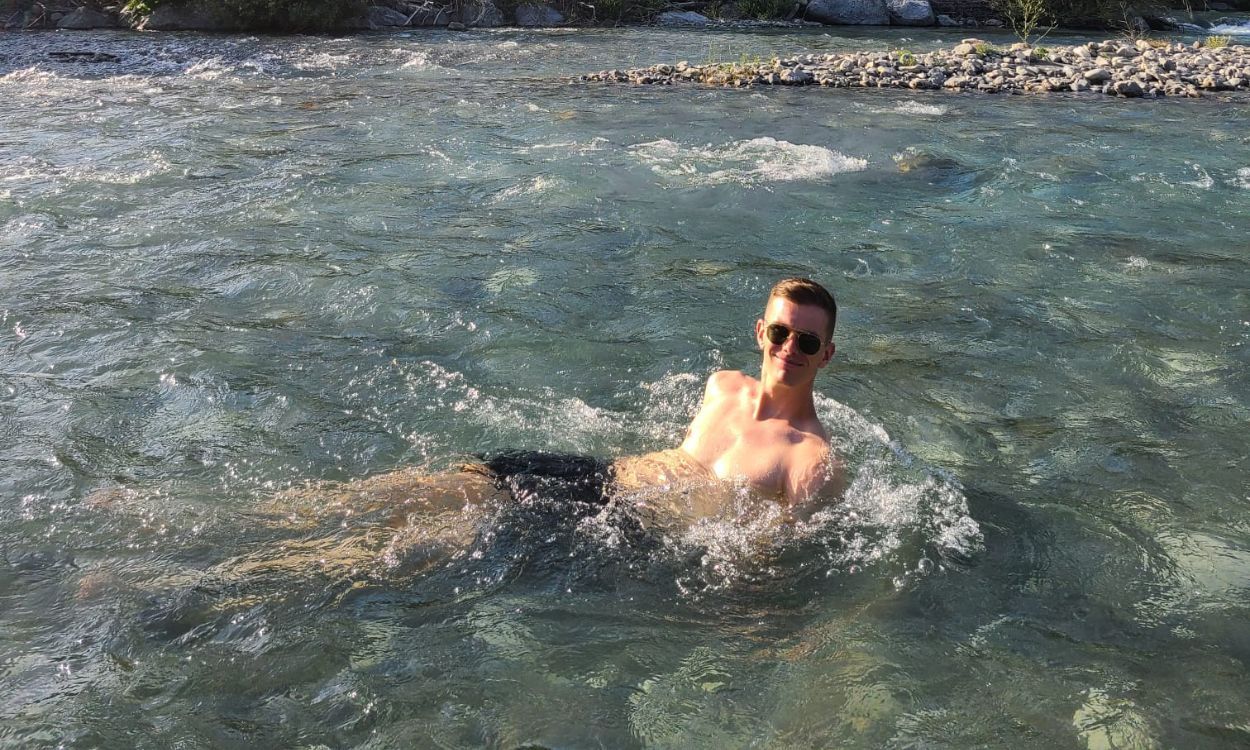 un homme qui se demande combien de temps il doit rester dans un bain de glace pour augmenter sa récupération