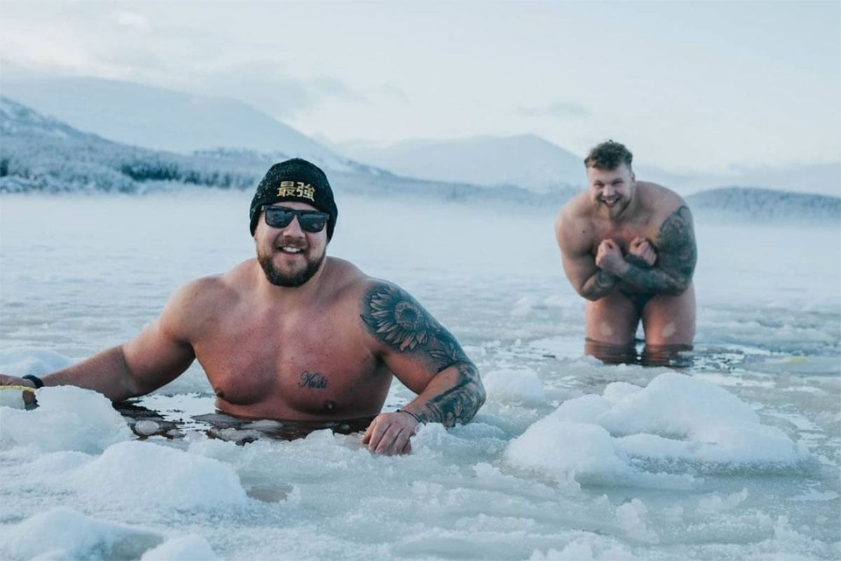 deux hommes qui sont resté 11 minutes dans un ice bath pour augmenter leur récupération sportive