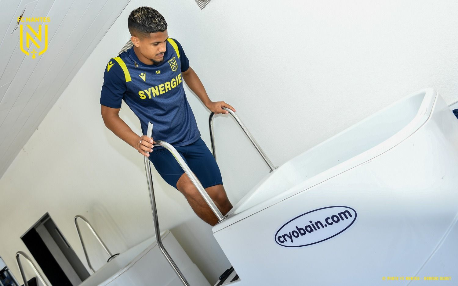 Un footballeur qui se demande combien de temps prendre un bain froid pour améliorer sa récupération