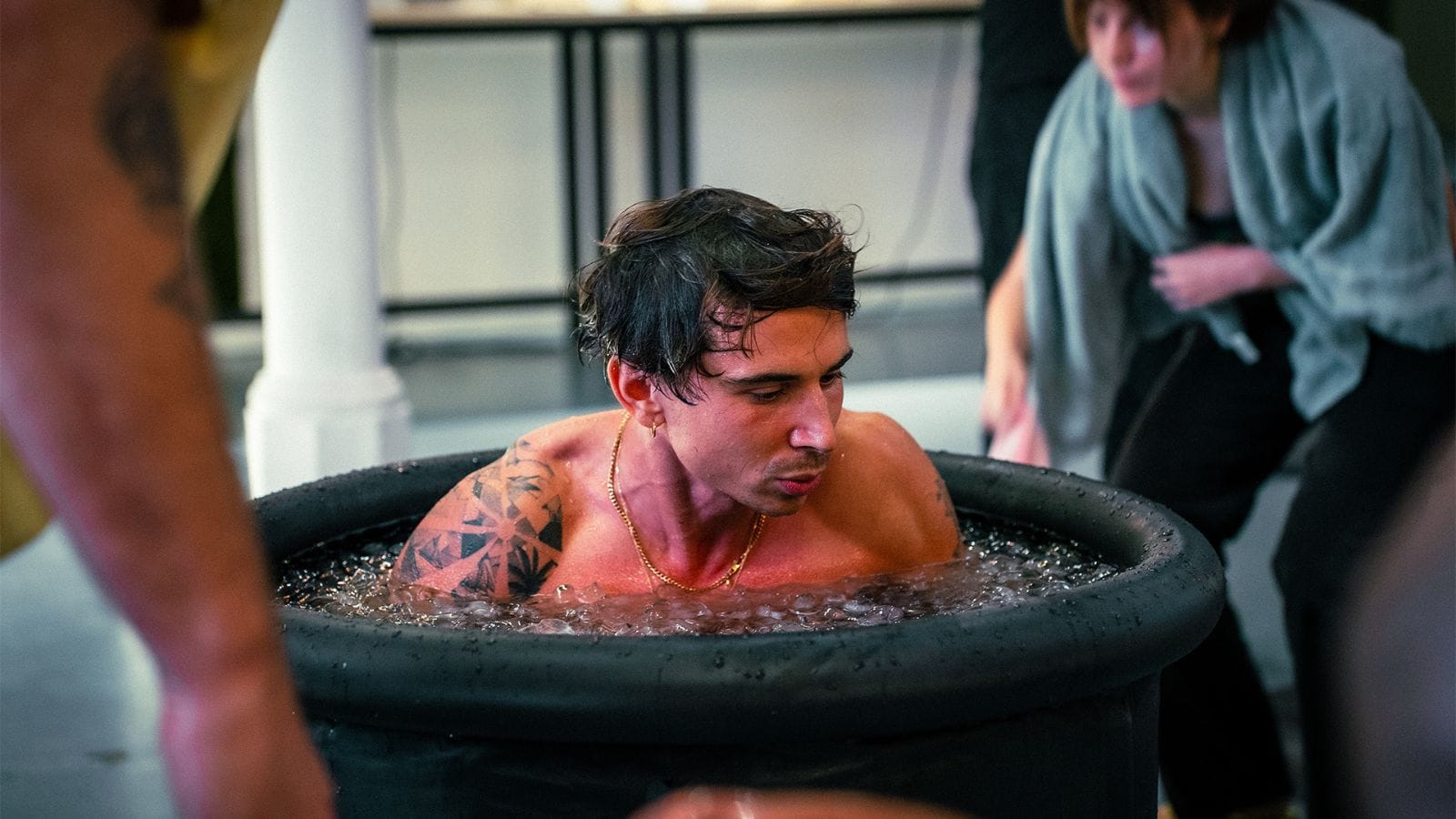 un homme dans un bain froid pendant un atelier bain froid lors d'un séminaire