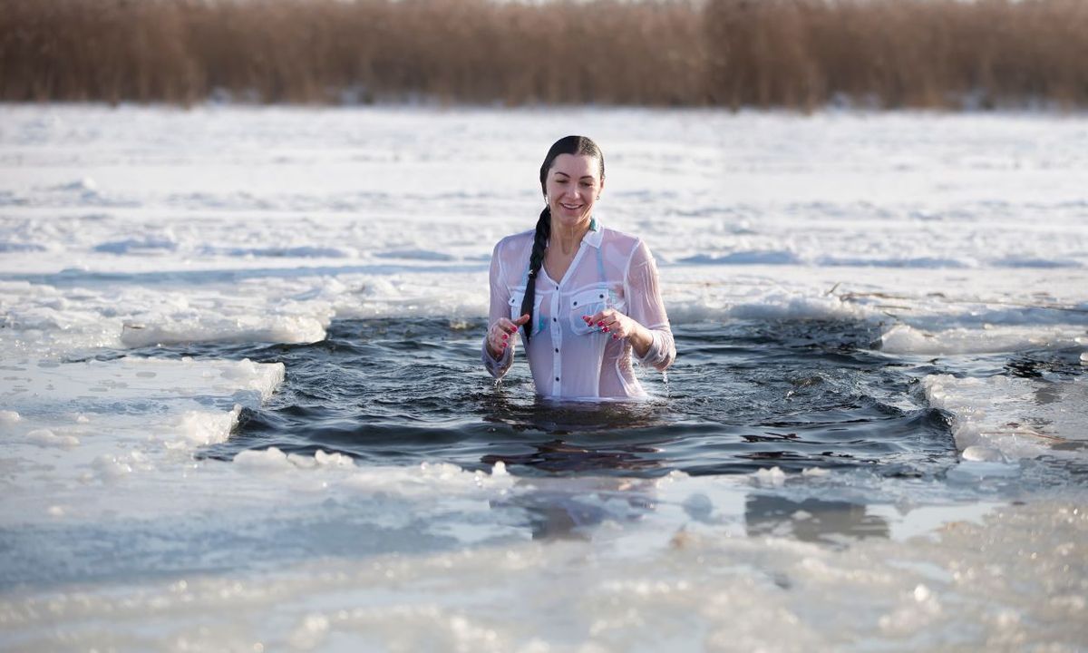 Bain froid: effets et risques de cette pratique à la mode