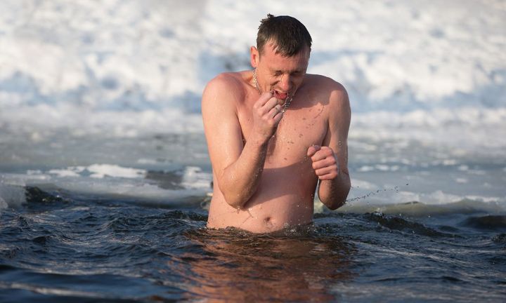 un homme affrontant les dangers des bains de glace