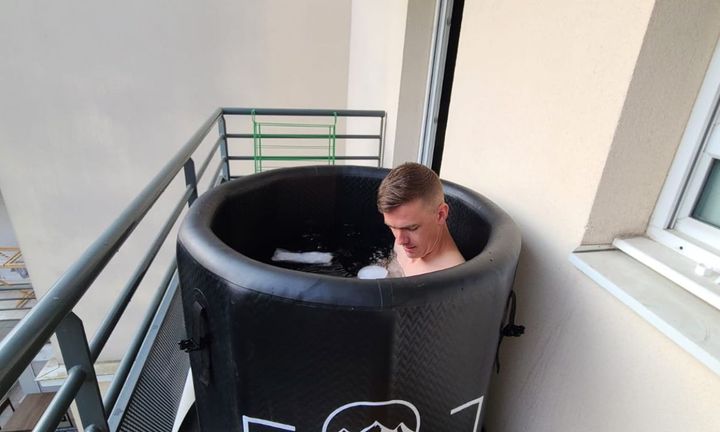 un homme dans un bain froid gonflable