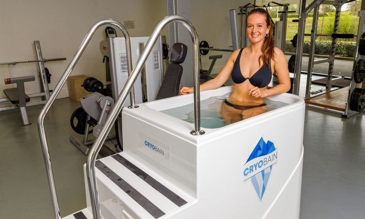 une femme qui reste 11min dans un bain froid pour augmenter sa récupération après le sport 