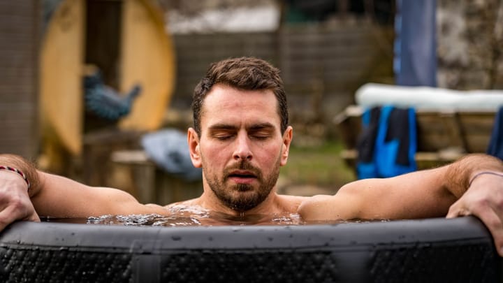 un homme dans un bain froid en forme de baignoire