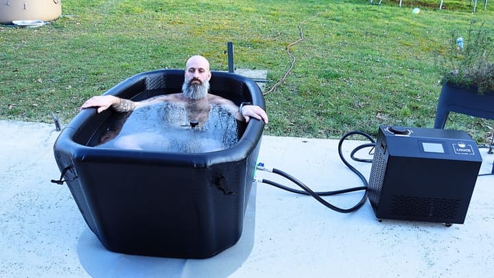 homme qui teste le meilleur refroidisseur pour son bain froid